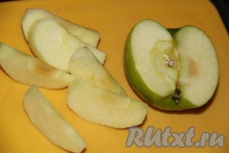 Яблоко почистить и нарезать на дольки.

