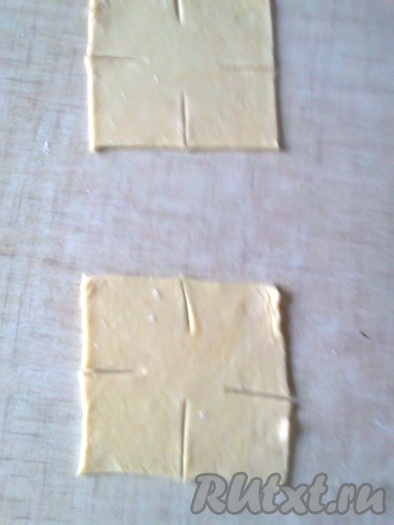 Для формования слоёных пирожков с мясом из быстрого слоёного теста нам понадобится по два квадрата размером 11 см х 11 см. Формуем пирожки, для этого на каждом квадрате с четырёх сторон делаем надрезы длиной 2-3 см (как на фото).