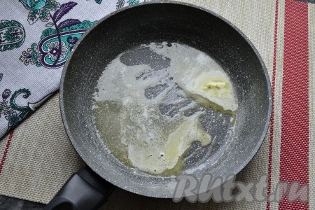 Разогреть сковороду диаметром 20 см со сливочным маслом.
