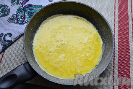 Вылить в сковороду яично-молочную смесь.
