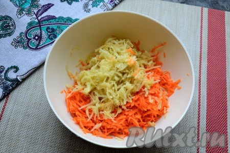 Морковку очистить, натереть на средней (или мелкой) тёрке, добавить натёртое на этой же тёрке яблоко, предварительно очищенное от кожуры и семян.