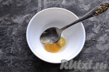 Для приготовления заправки к 1 чайной ложке любого рафинированного растительного масла добавить мёд и горчицу, влить лимонный сок.
