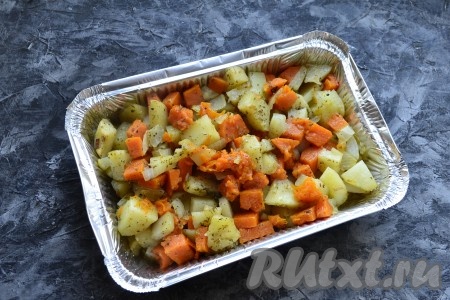 Накрыть форму фольгой и запекать кусочки тыквы, картошки и лука в разогретой до 200 градусов духовке 30-40 минут. Готовые овощи перемешать.
