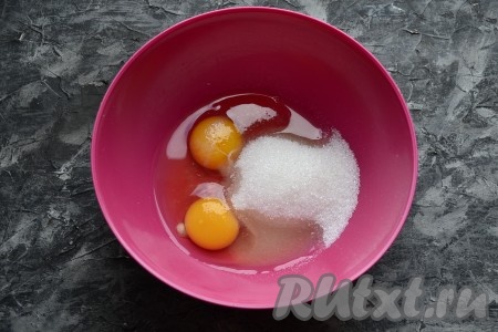 2 яйца разбить в миску, добавить соль, всыпать ванильный сахар и обычный сахар.
