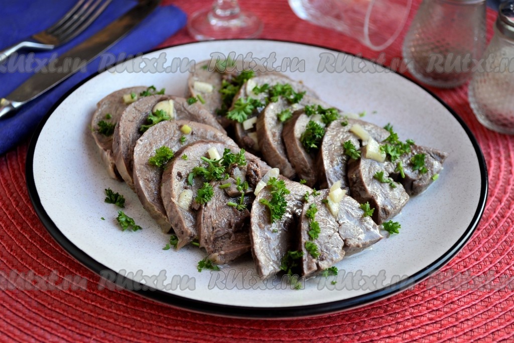 Салат из говяжьего сердца с маринованным луком и зеленым горошком - кулинарный рецепт.
