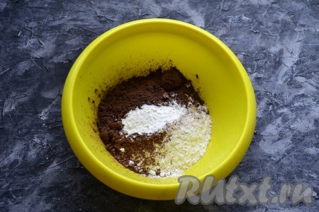 Отдельно смешать муку, разрыхлитель, соль и какао-порошок.
