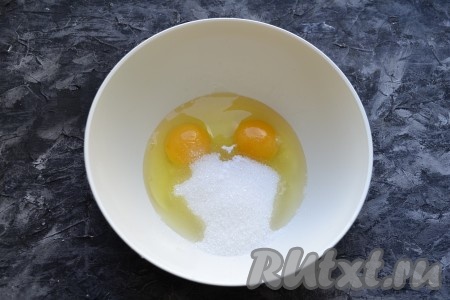 Для замешивания теста для панкейков нужно разбить в миску 2 яйца, добавить сахар и ванильный сахар.