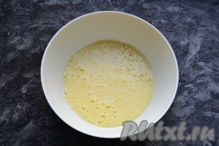 Взбить миксером яично-сахарную смесь до пышной, светлой массы, затем добавить мёд и молоко, ещё раз взбить яичную массу.
