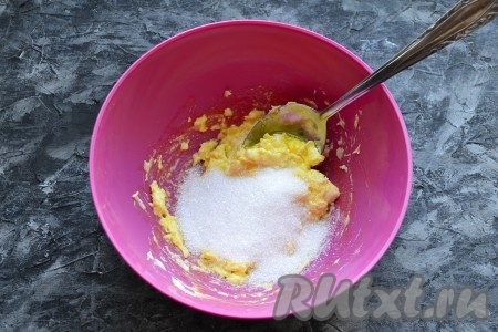 Растереть масло с яйцом с помощью ложки, затем всыпать сахар и перемешать.
