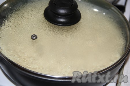 Накрыть сковороду крышкой и выпекать творожный пирог на среднем огне 7 минут.
