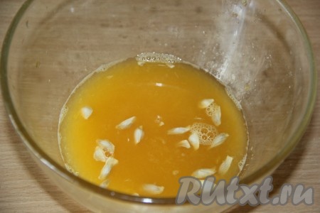 Апельсины вымыть и выдавить из них сок.
