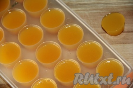 Готовые мармеладки достать из формы. По желанию, обвалять апельсиновый мармелад в сахаре.

