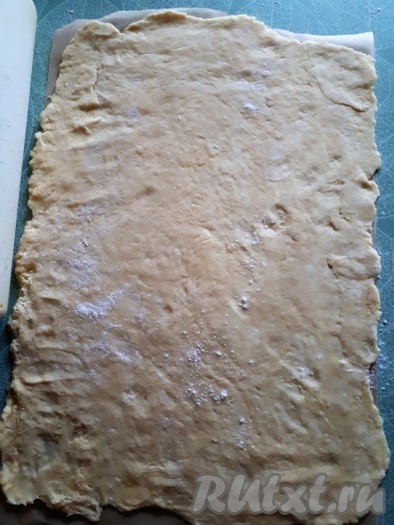 На поверхности, припылённой мукой, охлаждённое тесто раскатать в прямоугольный пласт толщиной 1/2 см.
