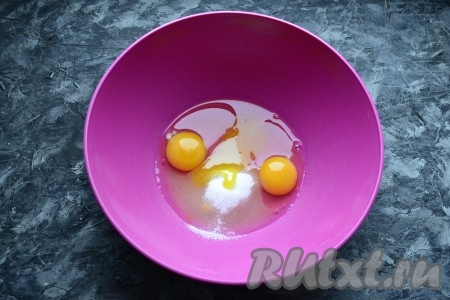 Яйца комнатной температуры разбить в миску, всыпать сахар и добавить мёд.