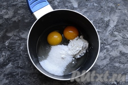 Первым делом нужно приготовить заварной крем, для этого в ковшик (или небольшую толстостенную кастрюлю) нужно разбить яйцо, добавить один сырой желток, всыпать сахар, ванилин и крахмал.
