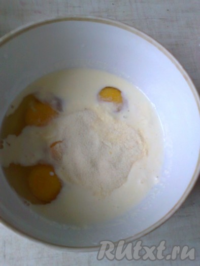Яйца, сметану, манку и соль кладём в миску (или подходящую посуду), добавляем, по желанию, куркуму.
