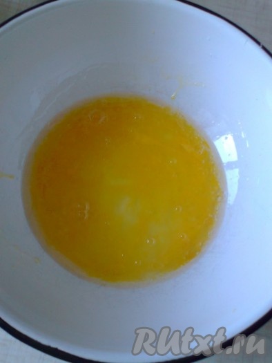 Замешиваем тесто, для этого яйца с солью взбиваем вилкой, затем добавляем растительное масло, перемешиваем
