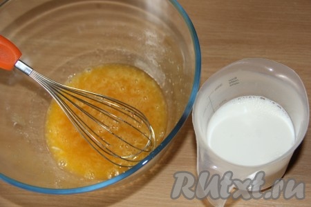 Перемешать яйца с солью и сахаром с помощью венчика.
