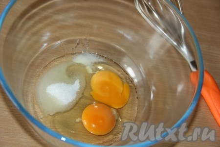 Соединить в миске яйца, соль и сахар.
