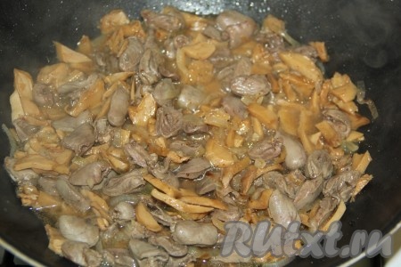Перемешать сердечки с грибами и потомить, периодически помешивая, 5-7 минут на небольшом огне под крышкой.
