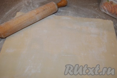 Стол припылите мукой. Размороженное тесто (400-500 грамм) раскатайте в прямоугольник толщиной 2-3 мм.
