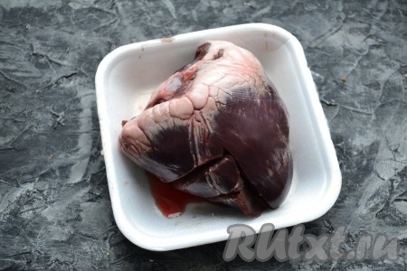 Отрезать от свиного сердца трубочки, если они есть. Хорошо вымыть сердце.
