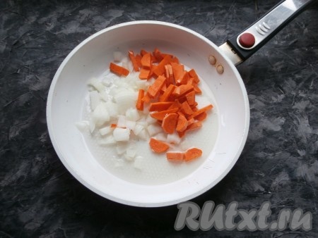 Очистить луковицу и морковь. Лук нарезать небольшими кусочками, морковь - полукружочками (или четвертинами) и поместить в сковороду с растительным маслом.