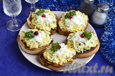 Необычайно вкусные праздничные бутерброды с печенью трески, яйцом и солёным огурцом можно подавать к столу. 