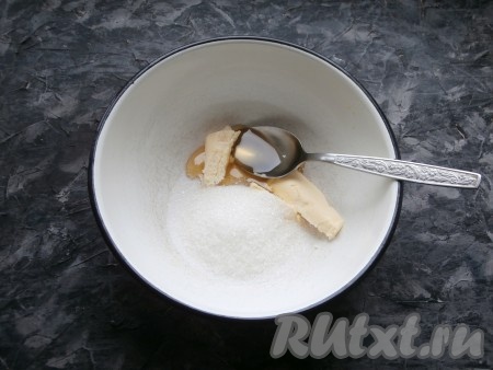 Для замешивания теста для приготовления медовых коржей нужно в миску (или небольшую кастрюльку) всыпать сахар, добавить размягчённое до комнатной температуры сливочное масло, соль и мёд.
