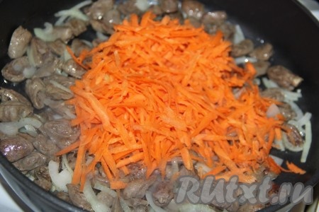 Затем к сердечкам с луком выложить морковку.

