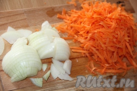 Пока сердечки тушатся, почистить лук и морковь. Лук нарезать на средние кусочки, а морковь натереть на тёрке.
