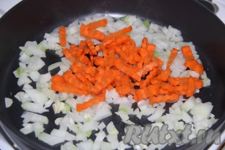 Очищенную морковку нарезать на кубики (или брусочки), а затем выложить к обжаренному луку.
