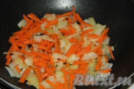 Обжарить морковку с луком течение минут 5.
