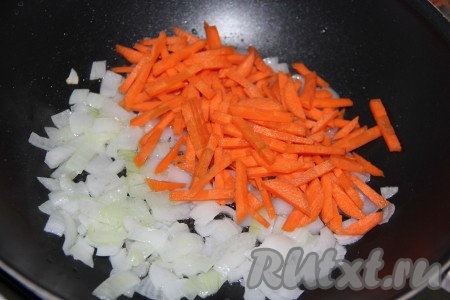 Затем добавить очищенную морковку, нарезанную на кубики (или брусочки), перемешать.
