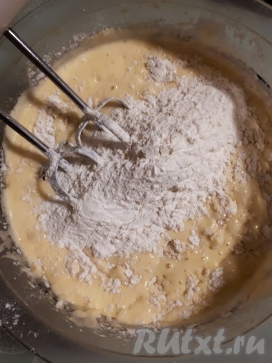 Муку просеять с разрыхлителем и содой, добавить в тесто, перемешать миксером на небольших оборотах.
