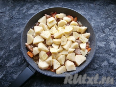 Картофель посолить, посыпать приправой для овощей.
