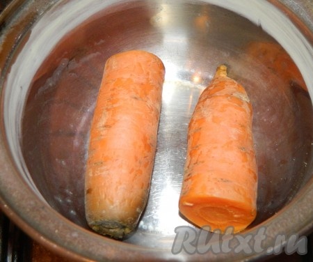 Отвариваем морковь до готовности.
