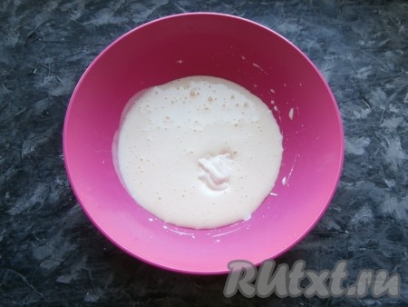Взбить яйцо с сахаром и солью миксером до светлой, достаточно плотной массы (на взбивание потребуется 3-5 минут), добавить майонез.
