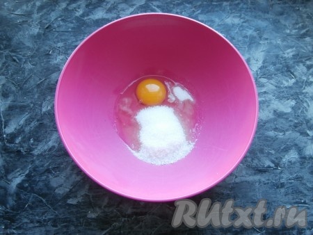 Яйцо разбить в миску, добавить сахар, соль и ванильный сахар.