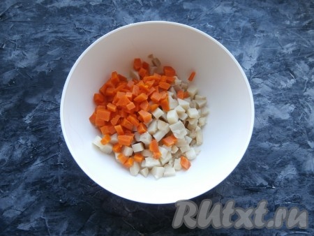 Картофель и морковку нарезать средними кубиками.
