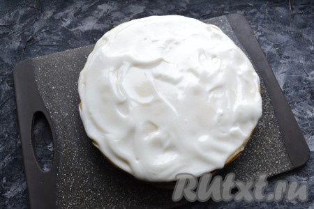 Получившимся белым сметанным кремом смазать верхний корж и бока торта "Молочная девочка".
