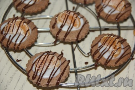 Шоколад растопить и нанести решётку из шоколада на печенье. Поставить на пару минут в холодильник.
