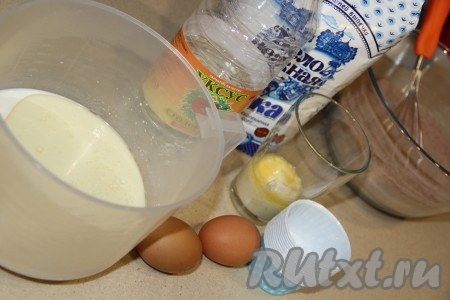 В отдельную миску влить молоко, добавить яйца и перемешать молочно-яичную смесь венчиком.

