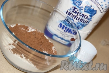 В глубокой миске соединить сухие ингредиенты: сахар, муку, ванильный сахар, какао, соду, соль и перемешать венчиком.
