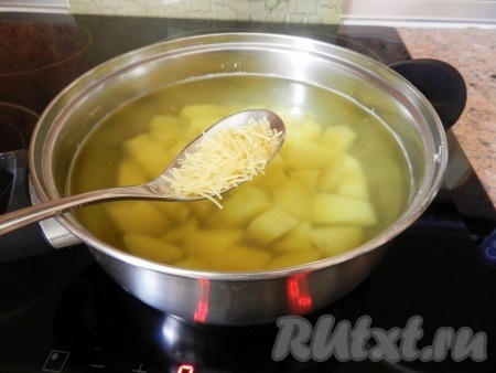 Когда картофель сварится, немного подсолить, всыпать вермишель и варить до готовности. Часть картофеля можно подавить, чтобы придать супу густоту.