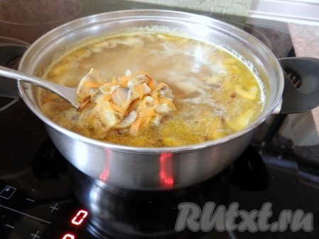 Добавить в суп с вермишелью обжаренные шампиньоны с луком и морковью, довести до кипения, поварить 5 минут и выключить.
