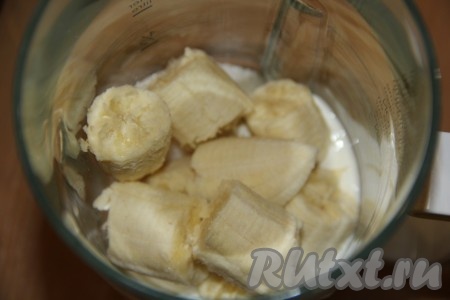 Затем в чашу блендера со сметаной и сахаром добавить бананы, поломанные на кусочки. 