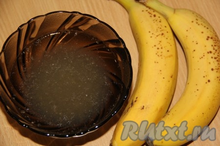 Для приготовления сметанно-бананового желе лучше взять перезрелые и мягкие бананы. Очистить бананы от кожуры. 