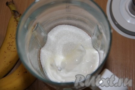 В чашу блендера выложить сметану, всыпать сахар (количество сахара регулируйте по своему вкусу, если любите достаточно сладкие блюда, добавьте больше сахара).