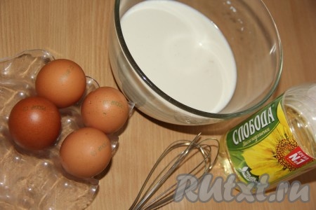 По прошествии времени в смесь молока и овсяных хлопьев добавить яйца и сахар, перемешать венчиком.
